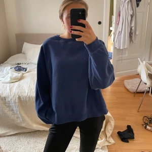 Blå sweatshirt  - En mörkblå sweatshirt från weekday. Den är väldigt gosig men kommer tyvärr inte till användning längre. Den är storlek S men lite oversize. Priset kan diskuteras vid snabbt köp. 