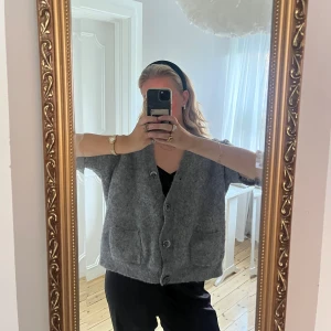 grå stickad kortärmad kofta med knappar🌟🌟 - säljer supersnygg mörkgrå kofta som jag själv har sytt upp armarna på😆 koftan har knappar och passar superbra nu till hösten!!