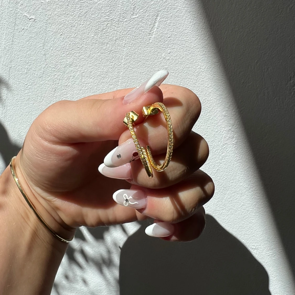 Guldiga örhängen med flätad design - 90