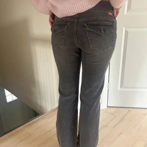 Lågmidjade jeans - Lågmidjade jeans i en gråbrun färg men coola fickor i bak