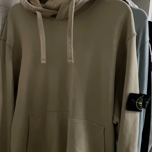 Stone Island Hoodie  - Tja! Säljer en hoodie från märker Stone island. Varsamt använd,Storleken är L passar även till M. Hör av dig vid frågor. 