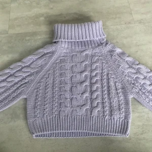 Lila stickad tröja - Storlek xs, ny, inte uttöjd, använd en gång