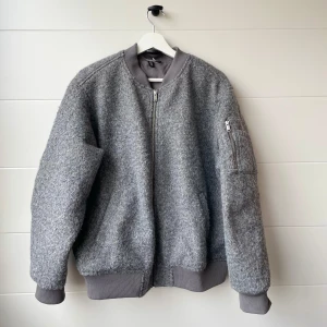 Bomberjacka  - Vadderad bomberjackafråm H&M i storlek M. Perfekt som höst eller vinterjacka ❄️🍂 Använd fåtal gånger, inga defekter!