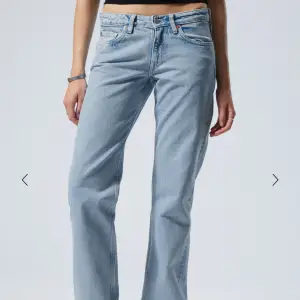 Säljer ett par ljusblå low waist straight jeans från weekday, modellen arow straight low och är i mycket bra skick!