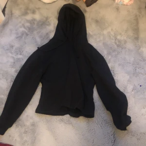 Svart hoodie  - Medellång fin