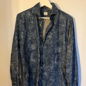 Blå skjorta - Blå skorta från xacus i stl 39, mycket bra skick!