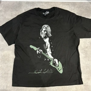 Svart Kurt Cobain tröja  - Storlek M, Perfekt skick (aldrig använd), fortfarande i original påse. 