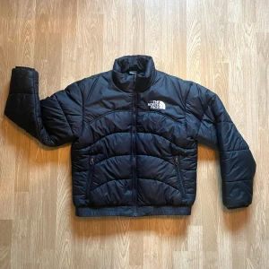 North Face Puffer Jacket - Säljer denna jacka då den blivit för liten för mig. Skick 10/10 nästan helt oanvänd. Ingenting fel med den. Hör av er vid funderingar / bilder 😃