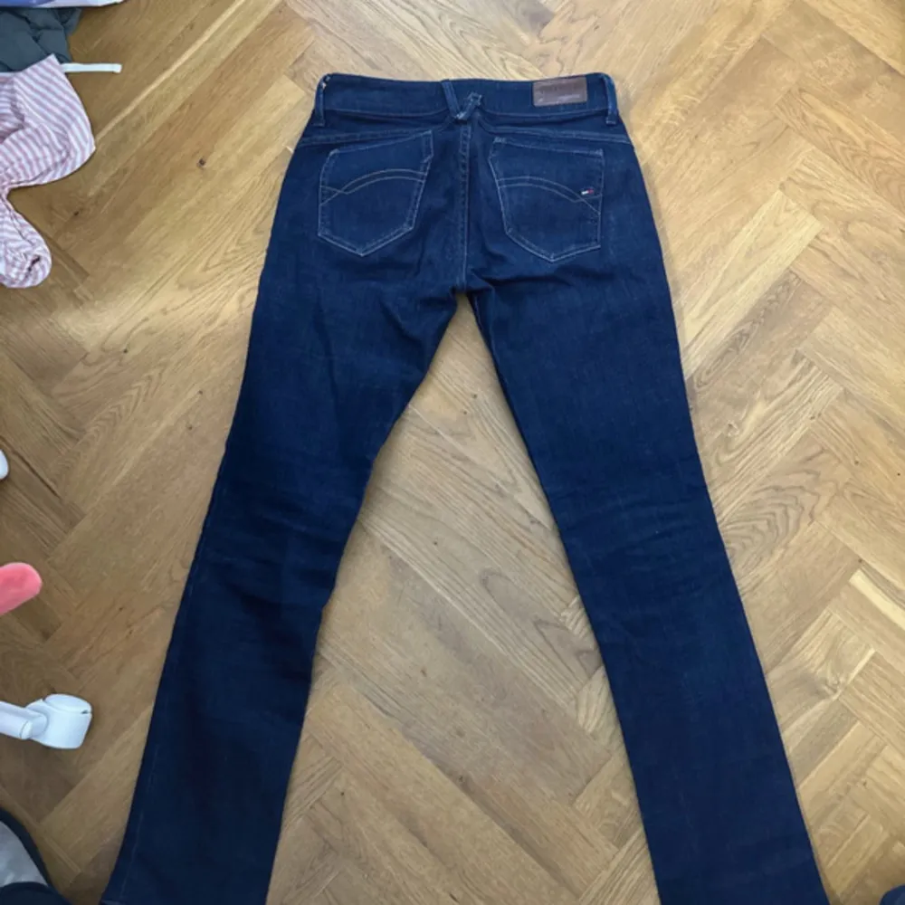 Säljer dessa marinblå jeans från Tommy hilfiger i storleken 26/32. Passade tyvärr inte mig och säljs därför☺️🌸. Jeans & Byxor.