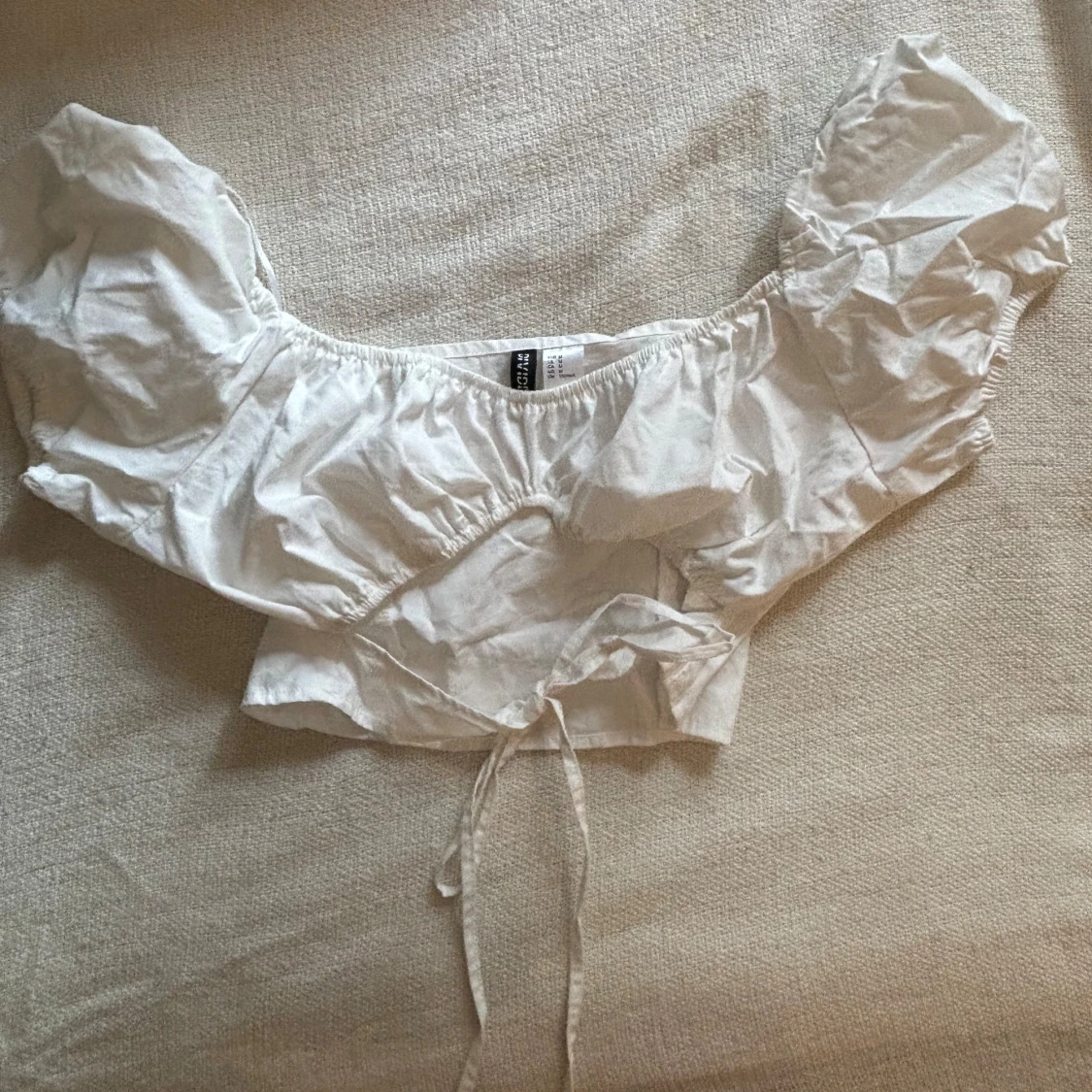 Söt vit topp med knytning