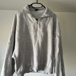 Sweatshirt - Så fin sweatshirt med dragkedjadetalj. Från Gina Tricot 🩶