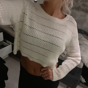 Beige stickad tröja  - Jätte fin beige/vit stickad tröja från Only! Aldrig använt! Köpt på Nelly🥰