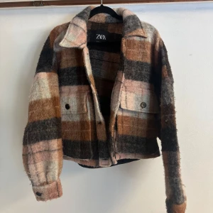 Kappa/höstjacka - Superfin oanvänd kort kappa från Zara. Storlek M. Använt 1 gång. Passar storlek S/M