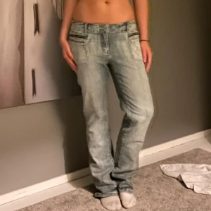 As coola jeans  - Säljer dom här as snygga jeansen då dom tyvärr sitter lite stort för min smak. Jätte snygg färg och fickor! Står ingen storlek i dom men vet att det är 34 i längd, men jag brukar ha storlek 36 som referens 💕 pris går att diskutera vid snabb affär