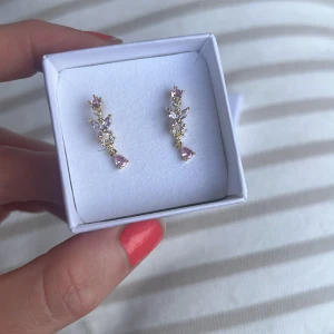 Moder Jord Design  - Små söta 14k guldpläterade örhängen med zirkonium ädelstenar.