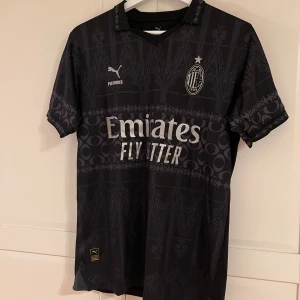 Milan Tröja - Helt ny Milan tröja endast testad. Storlek M.