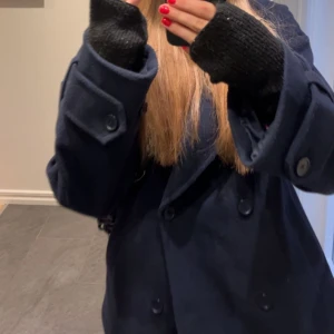 Mörkblå kappa - Mörkblå kappa från Nelly, storlek xs, använd men ej har ej några skador❤️