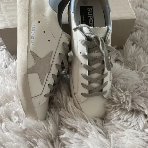 Golden Goose skor - Säljer mina varsamt använda Golden goose skor, endast använda ett fåtal gånger. De är vita med babyblå häl, och är i storlek 39. , men har även passat mig som har 38.  Priset kan diskuteras! 