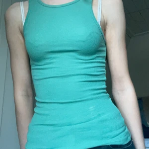 tajt ribbad linne - Snyggt tajt grönt rubbat linne i perfekt skick från weekday❤️‍🔥