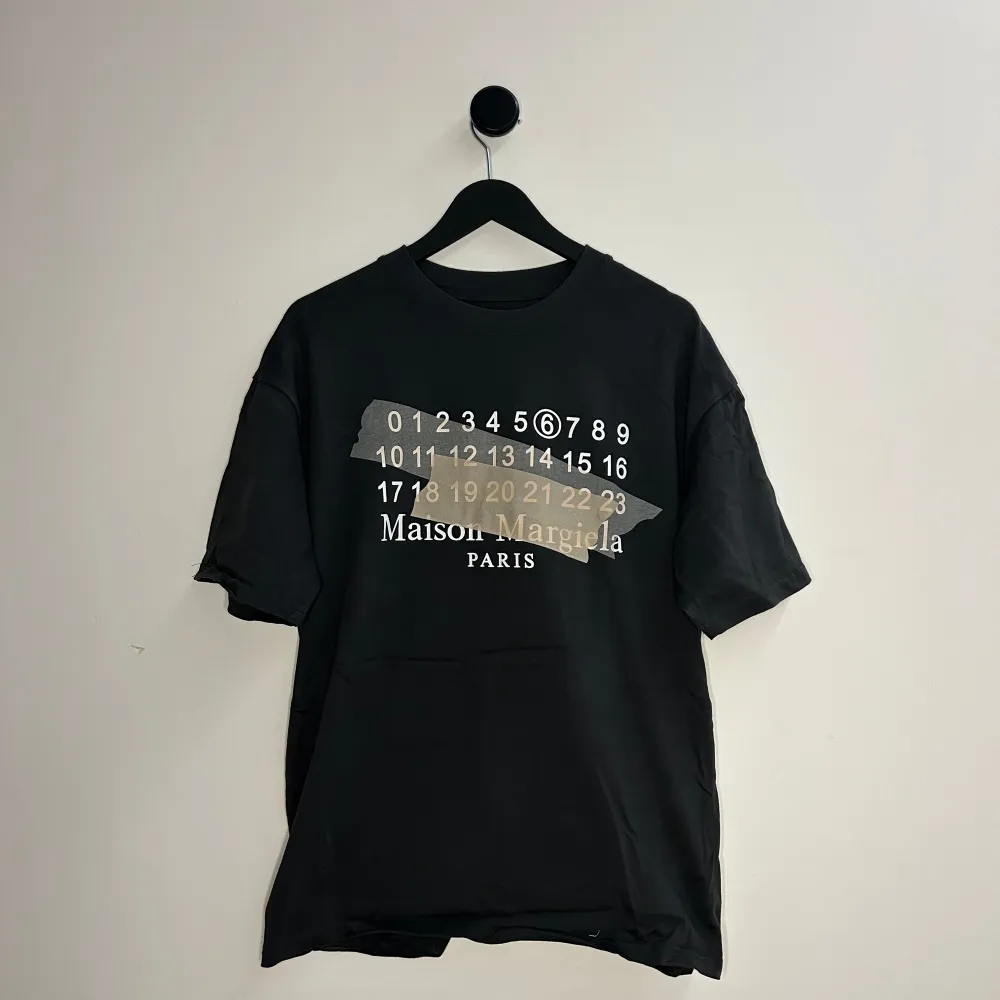 En riktigt fet T-shirt från Maison Margiela, små tecken på användning men är i riktigt fint skick och har mycket kvar att ge💯🤩! Storlek 46, vilket motsvarar ungefär S/M🙌. Hör gärna av er vid flera frågor eller funderingar! . T-shirts.