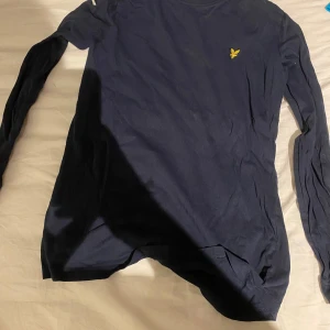 Märkeshoddies - Nu säljer jag mina märkeshoddies som är i fint skick. För dessa är det 250kr styck och för alla tillsammans så är det 800kr. Passar killar mellan ca 12-14 år Meddela om ni har några funderingar