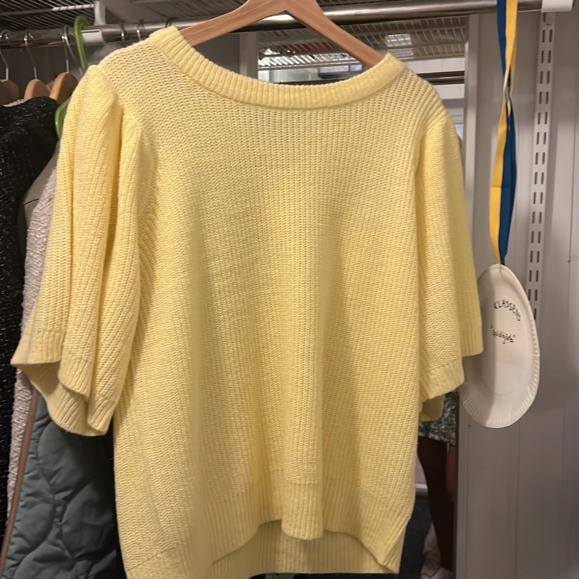 Gul stickad tröja - 91