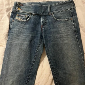 Diesel lowwaist jeans  - säljer eftersom de är för små, även därför jag håller i knäppet på andra bilden.🌸