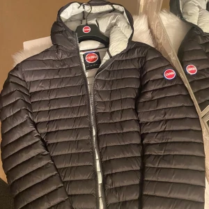 Tunn dunjacka från Colmar  - Tja,  Säljer nu denna riks feta colmar jacka som ej kommit till användning på ett tag där skicket är riktigt fint Skick 9/10 Mitt pris ligger på 1600kr och ny pris är ungefär 2500. Köpt på thern lunds för några månader sedan//Liam 