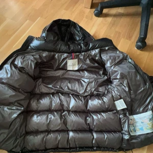 Moncler maya  - Moncler maya varm  Lite sönder vid dragkedjan skriv om ni vill ha bild  Den scannar på logga och QR kod  Den är rep