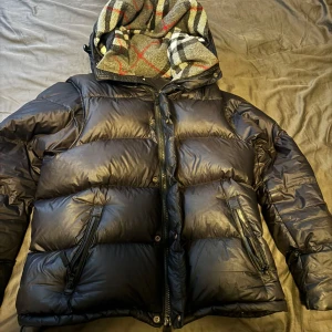 Burberry jacka  - Burrberry jacka storlek M i bra skick, armarna är avtagbara Hör av er vid frågor