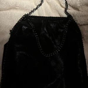 svart väska - säljer denna stella McCartney liknande väskan. som ny, inga defekter. pris kan diskuteras.