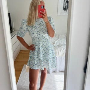 Ny Adoore-klänning  - Säljer denna Adoore klängen med prislappen kvar. Kommer inte till användning. Storlek 36. Säljer för 600kr☺️