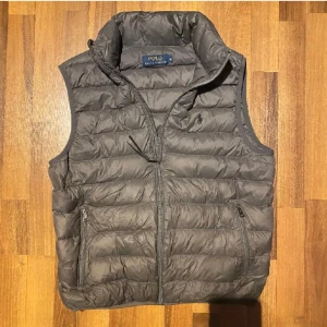 Ralph Laurent väst  - Hej! Jag säljer min Raffe väst som är i nyskick men inte till användning priset är ej hugget i sten! Nypris ca 3000