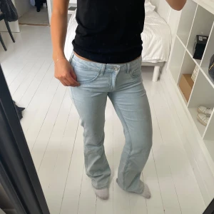 Ljusblå snygga jeans💝 - Såå snygga ifrån hm, lågmidjade ljusblå🎀🧸