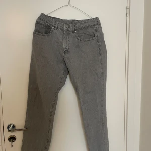Vailent jeans gråa - Säljer mina vailent jeans, storlek M och mycket fint skick!