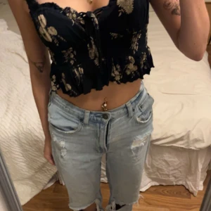 Urban outfitters topp - Super fin Urban Outfitters topp med blomtryck, använda men i jätte fint skick