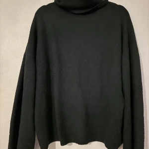 Stickad tröja Bik Bok - Säljer denna stickade tröja från bikbok. Perfekt inför hösten!💕🍂