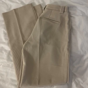 Beiga kostymbyxor  - Beiga kostymbyxor från Nakd i storlek 36! Använda fåtal gånger, som nya! Säljs för 150kr💕
