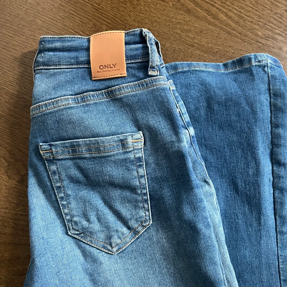 Lågmidjade jeans från only. Aldrig använda, de var för korta när jag köpte men lämnade aldrig tillbaka. Längd 32. Super super sköna!!😍. Jeans & Byxor.