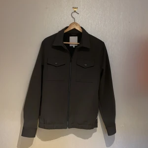 J.Lindberg Overshirt  - Säljer min snygga Lindberg Overshirt! Bra skick och väl använd Skriv om du har frågor eller prisförslag 