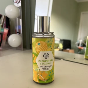 Bodymist/hairmist - Knappt använd body/ hair mist ifrån the body shop!🥂🐆 i doften clementine & starfruit!⭐️   Pris kan diskuteras!🐆