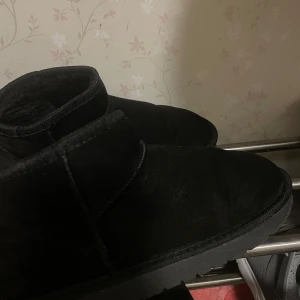 ugg liknande boots - fick som present, men har redan ett par så knappt använda 🩷