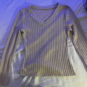 Tröja  - Hej, jag säljer den här sköna tröjan, väldigt varm och fin, knappt använt, perfekt skick.