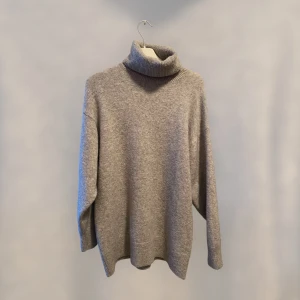 H&M finstickad grå tröja - Fåtal använd finstickad grå tröja från H&M. Tjock och mysig inför vintern. Har en polokrage. Storlek XS men passar även en S och M då den är oversized. Täcker lite baksidan för en som är 160 cm.