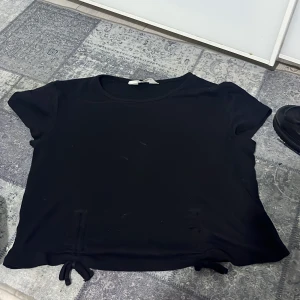 Hm tröja  - Är för kort på mig. Kostade 100kr