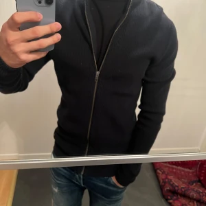 Full zip Jack and jones - Full zip Jack and Jones i bra skick storlek S.