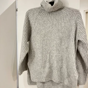 Ribbstickad tröja från gina tricot  - Ljusgrå tröja från gina🩶 Endast använd 1 gång, nyskick✨ Inget nopprande, perfekt till hösten🍂