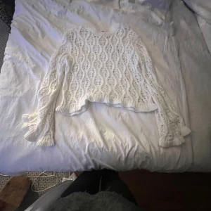 Vit stickad  - Denna fina vita stickade är endast använd en gång! 
