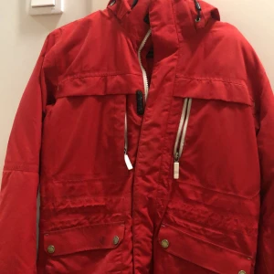 Tjock vinterjacka  - Tjock vinter jacka,  Väldigts bra att ha under vinter eller när man ska åka skidor