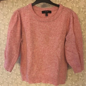 Rosa stickad tröja - Söt rosa stickad topp med puffärmar säljes i fint skick. Lite noppor finns. 